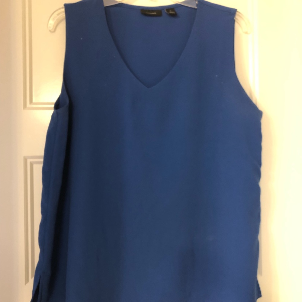 Halogen v neck shell